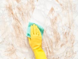 ترفندهای تمیز کردن لکه ماژیک روی دیوار