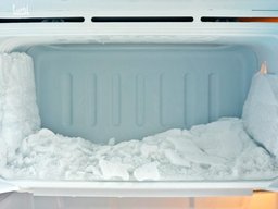 چرا صفحه داخل یخچال یخ می‌زند؟ + راهکارهای رفع مشکل