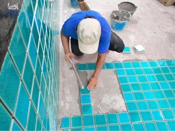 کاشی استخر باید چه ویژگی هایی داشته باشد ؟