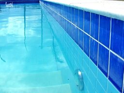 علت خالی‌شدن آب استخر: چگونه نشتی استخر را پیدا کنیم؟