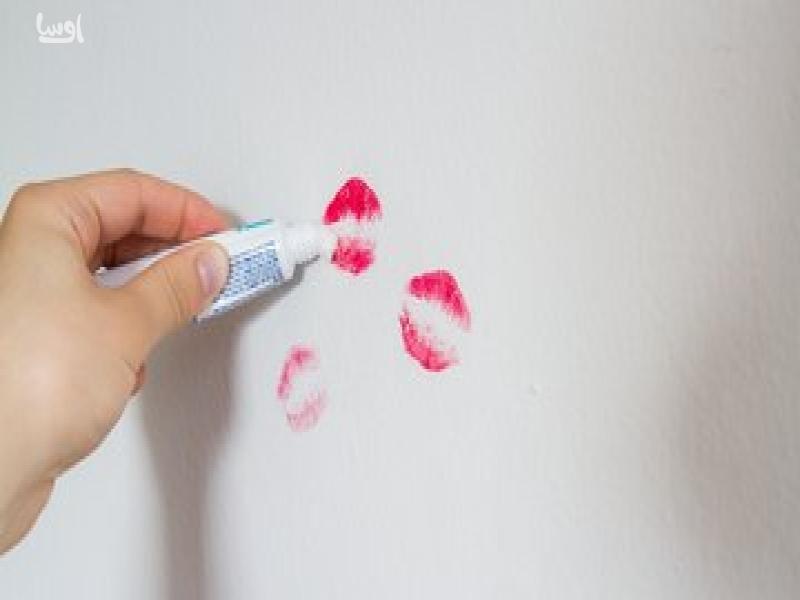 پاک کردن رژ لب از روی دیوار